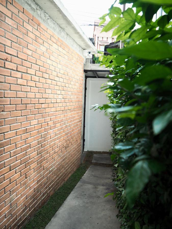 Hotel Bua House Poshtel Chiang Mai Zewnętrze zdjęcie